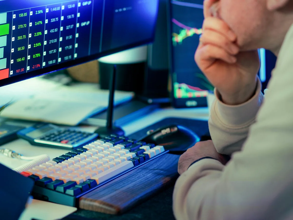 Investor analyzing returns and growth on screen with Lenme